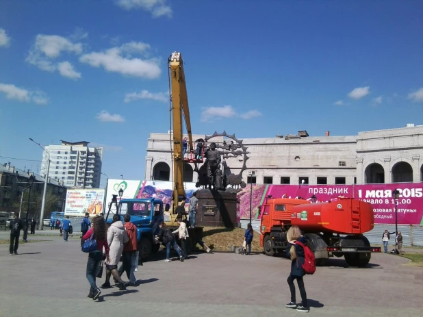 В Барнауле помыли Сеятеля.