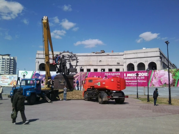 В Барнауле помыли Сеятеля.