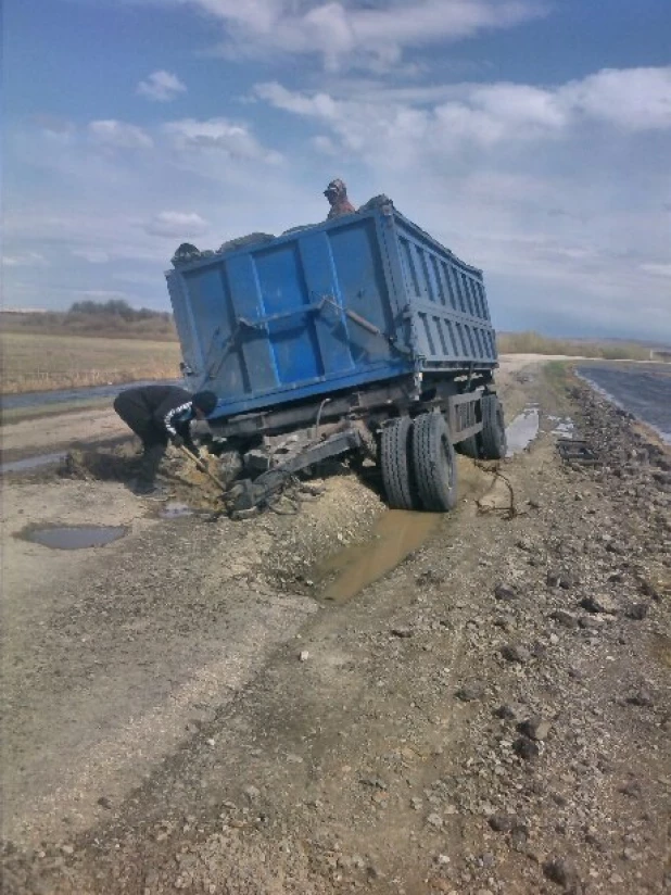 На Алтае КамАЗ ушел под асфальт.