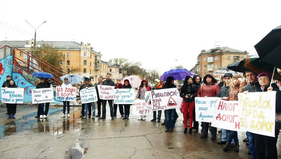 Акция протеста против плохих дорог в Рубцовске