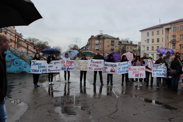 Акция протеста против плохих дорог в Рубцовске