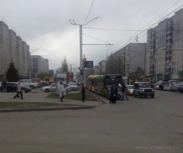 В Барнауле молодые люди торгуют флажками Победы на проезжей части.