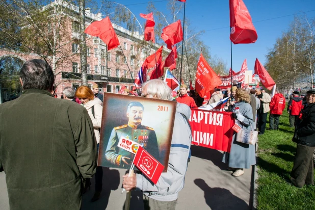 Театрализованное костюмированное шествие КПРФ 1 мая 2015 года в Барнауле.