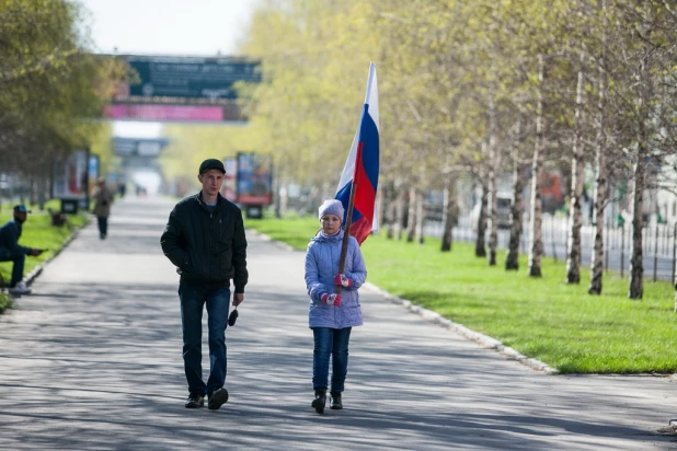 Театрализованное костюмированное шествие КПРФ 1 мая 2015 года в Барнауле.