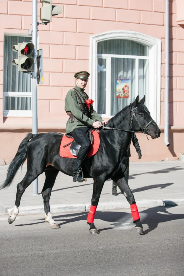 Театрализованное костюмированное шествие КПРФ 1 мая 2015 года в Барнауле.