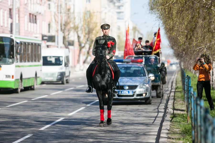 Театрализованное костюмированное шествие КПРФ 1 мая 2015 года в Барнауле.