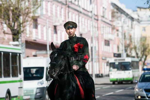 Театрализованное костюмированное шествие КПРФ 1 мая 2015 года в Барнауле.