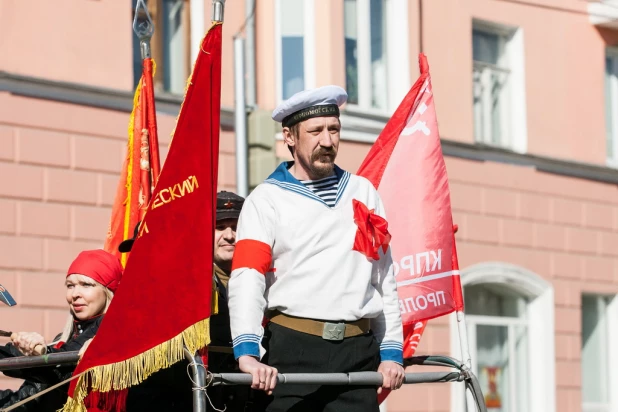 Театрализованное костюмированное шествие КПРФ 1 мая 2015 года в Барнауле.