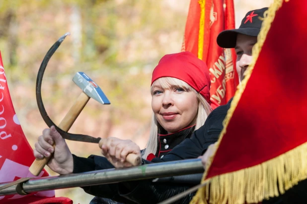 Театрализованное костюмированное шествие КПРФ 1 мая 2015 года в Барнауле.