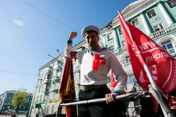 Театрализованное костюмированное шествие КПРФ 1 мая 2015 года в Барнауле.