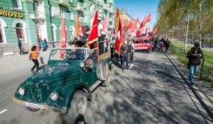 Театрализованное костюмированное шествие КПРФ 1 мая 2015 года в Барнауле.