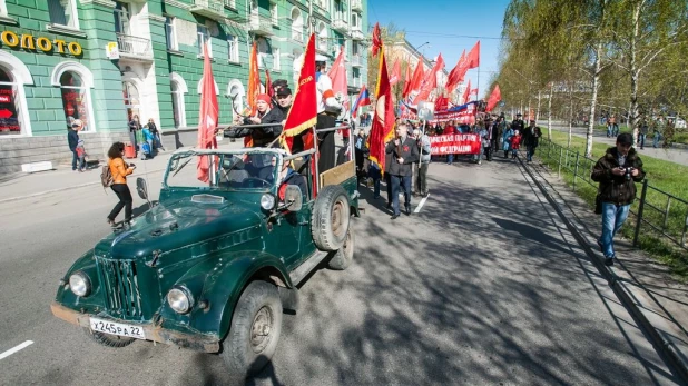 Театрализованное костюмированное шествие КПРФ 1 мая 2015 года в Барнауле.