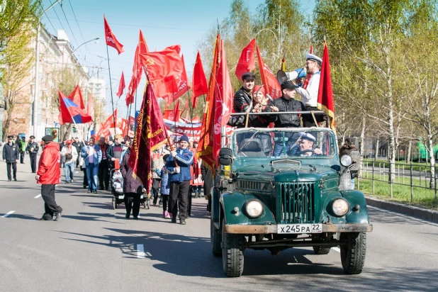 Театрализованное костюмированное шествие КПРФ 1 мая 2015 года в Барнауле.