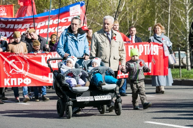 Театрализованное костюмированное шествие КПРФ 1 мая 2015 года в Барнауле.