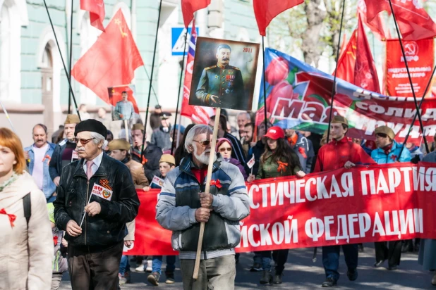 Театрализованное костюмированное шествие КПРФ 1 мая 2015 года в Барнауле.