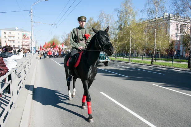 Театрализованное костюмированное шествие КПРФ 1 мая 2015 года в Барнауле.