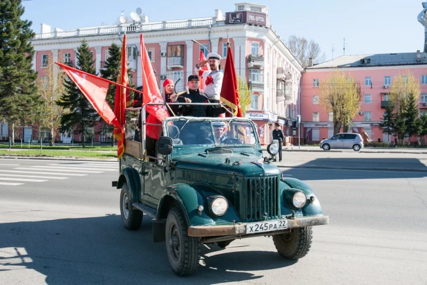 Театрализованное костюмированное шествие КПРФ 1 мая 2015 года в Барнауле.