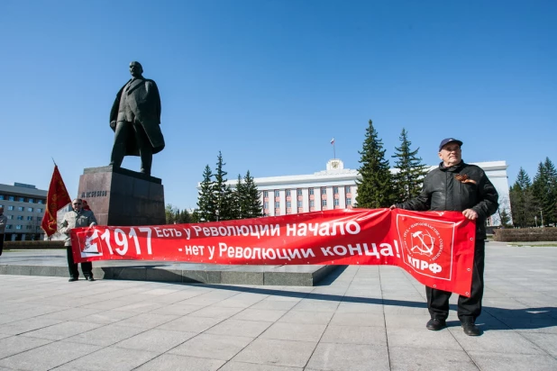 Театрализованное костюмированное шествие КПРФ 1 мая 2015 года в Барнауле.