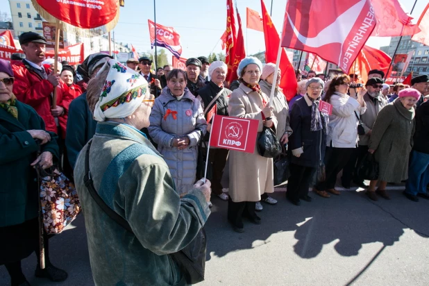 Театрализованное костюмированное шествие КПРФ 1 мая 2015 года в Барнауле.