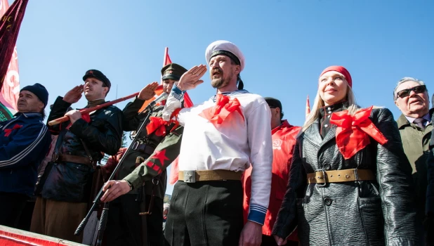 Театрализованное костюмированное шествие КПРФ 1 мая 2015 года в Барнауле.