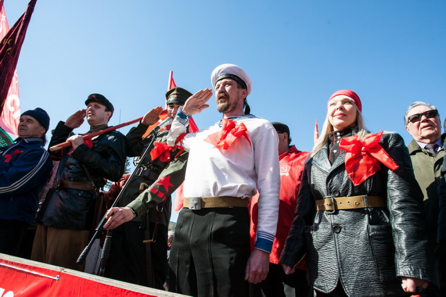 Театрализованное костюмированное шествие КПРФ 1 мая 2015 года в Барнауле.