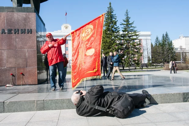 Театрализованное костюмированное шествие КПРФ 1 мая 2015 года в Барнауле.