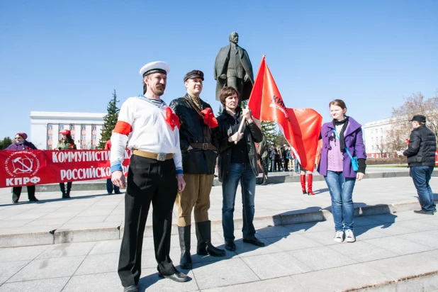 Театрализованное костюмированное шествие КПРФ 1 мая 2015 года в Барнауле.