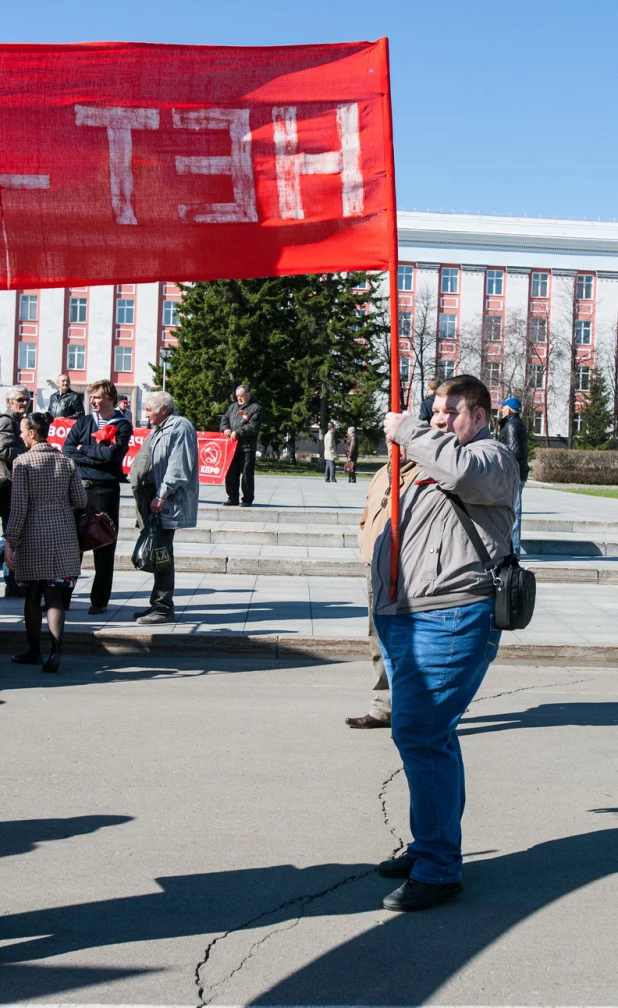 Театрализованное костюмированное шествие КПРФ 1 мая 2015 года в Барнауле.