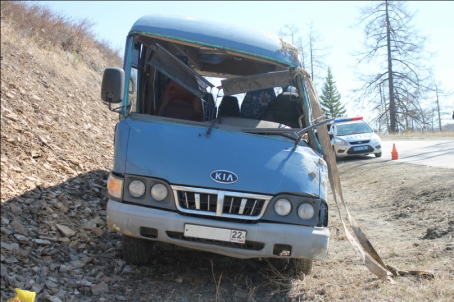 В Усть-Канском районе перевернулся автобус с туристами. 1 мая 2015 года.
