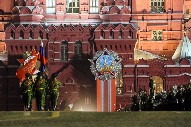 В Москве прошла последняя ночная репетиция Парада Победы.