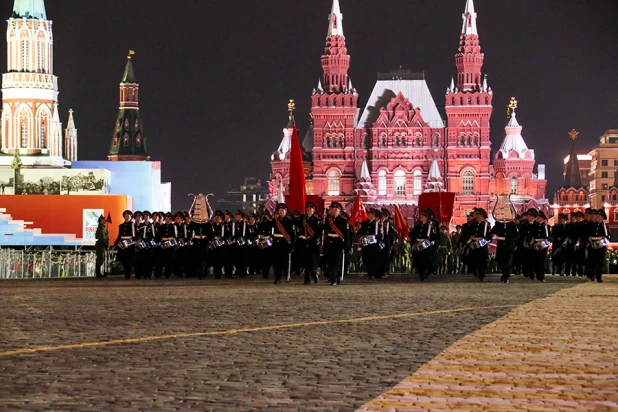 В Москве прошла последняя ночная репетиция Парада Победы.