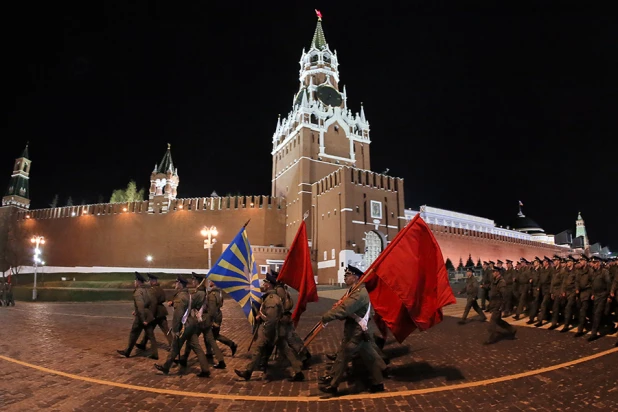 В Москве прошла последняя ночная репетиция Парада Победы.