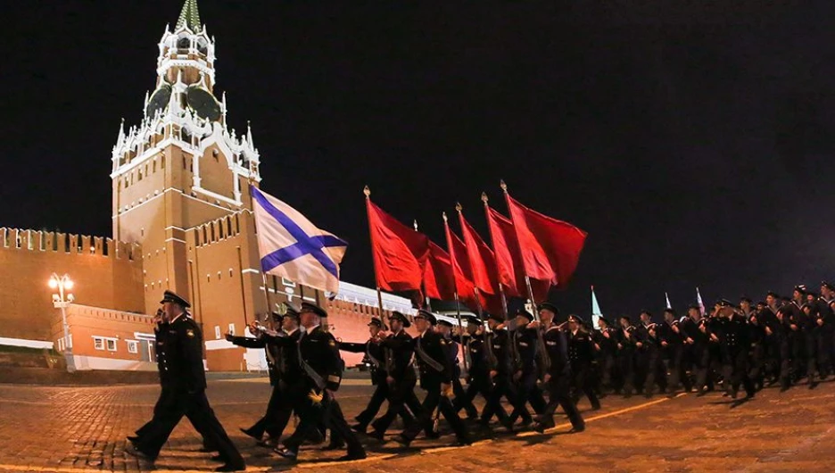 В Москве прошла последняя ночная репетиция Парада Победы.