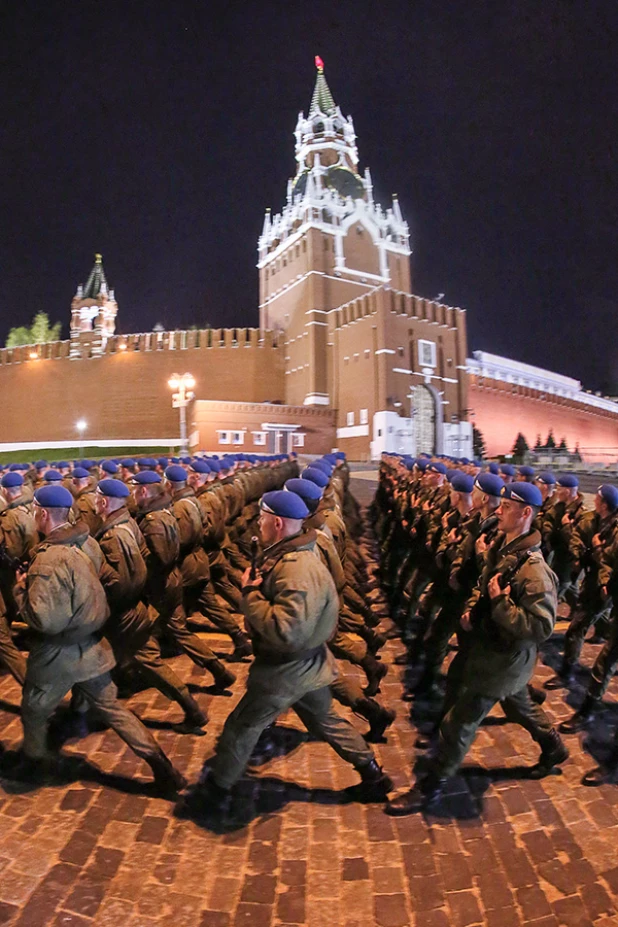 В Москве прошла последняя ночная репетиция Парада Победы.