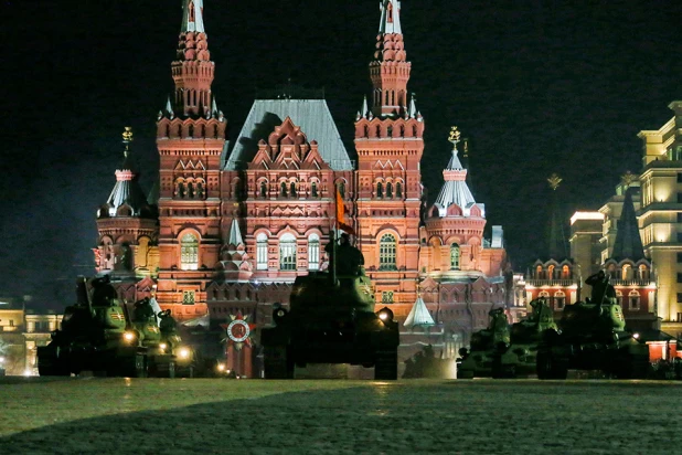 В Москве прошла последняя ночная репетиция Парада Победы.