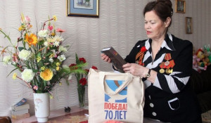 В Алтайском крае вручают подарки ветеранам к 70-летию Победы.