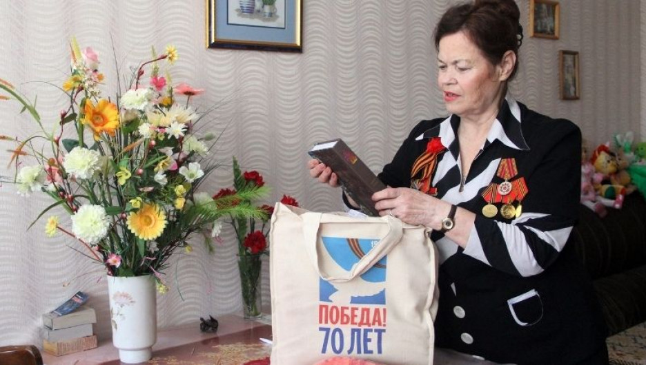В Алтайском крае вручают подарки ветеранам к 70-летию Победы.