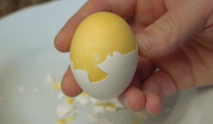 Потрясите минуту сырое яйцо, а затем сварите его. Получится настоящее золотое яйцо.