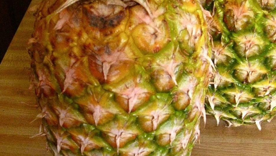 Ананасы нужно хранить «хохолком» вниз, тогда они быстрее станут спелыми и сладкими.