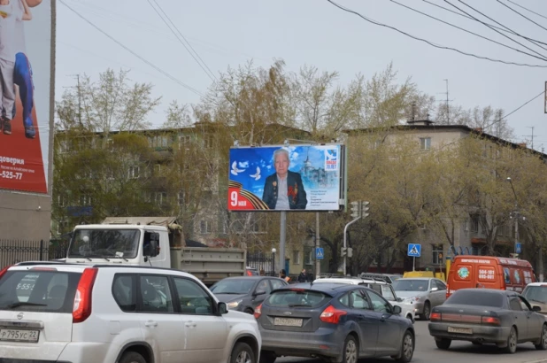 Барнаул ко Дню Победы украсили баннерами и новыми памятными аллеями.