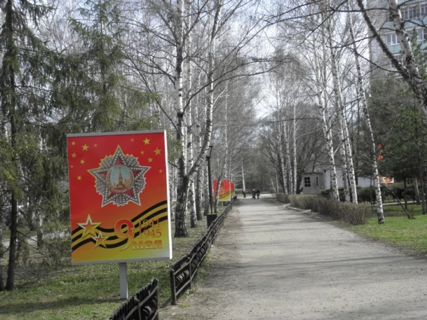 Барнаул ко Дню Победы украсили баннерами и новыми памятными аллеями.