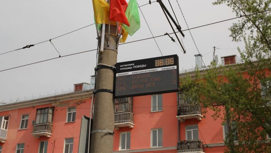 Информационные табло на остановках Барнаула.