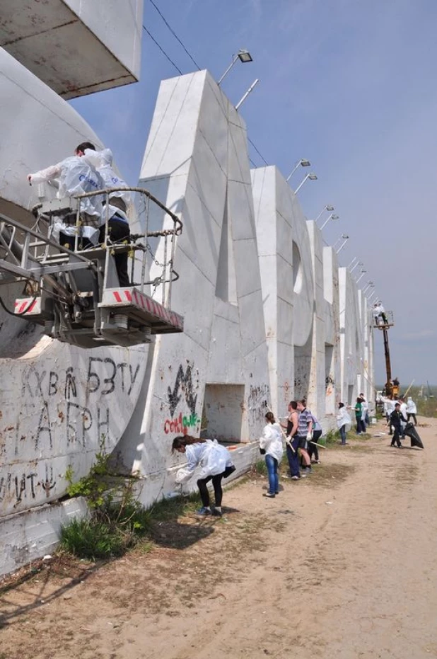 Волонтеры покрасили буквы "БАРНАУЛ". Май, 2015 год.