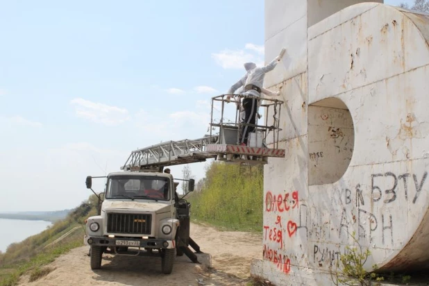 Волонтеры покрасили буквы "БАРНАУЛ". Май, 2015 год.