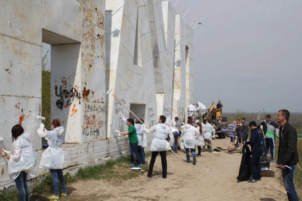 Волонтеры покрасили буквы "БАРНАУЛ". Май, 2015 год.