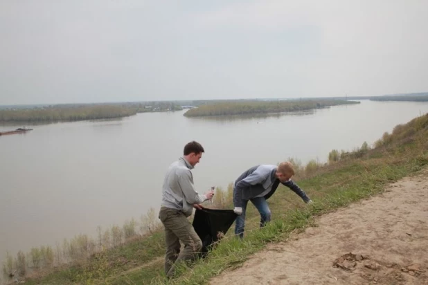 Волонтеры покрасили буквы "БАРНАУЛ". Май, 2015 год.