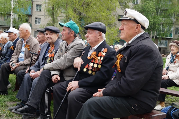 В Белокурихе высадили аллею ветеранов.