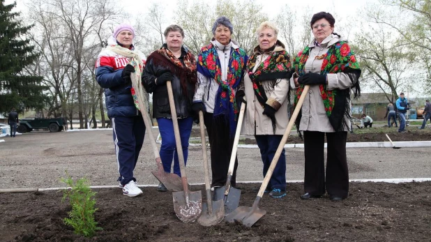 Работники "Алтай-Кокса" в честь 70-летия Великой Победы создали памятную аллею на Мемориале Славы.