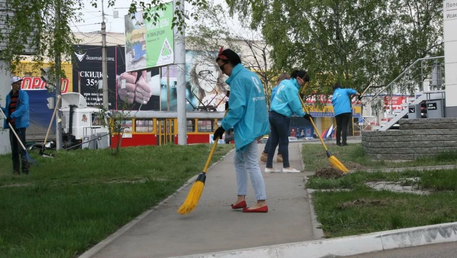  В Барнауле прошел субботник в Сквере связистов.