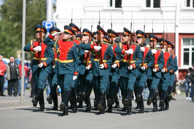 Шествие "Бессмертного полка" и войск Барнаульского гарнизона. 9 мая 2015 года.